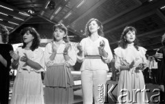 Czerwiec 1985, Zielona Góra, Polska.
XXI Festiwal Piosenki Radzieckiej. Na scenie grupa uczestniczek konkursu.
Fot. Romuald Broniarek, zbiory Ośrodka KARTA