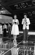 Czerwiec 1985, Zielona Góra, Polska.
XXI Festiwal Piosenki Radzieckiej. Na scenie konferansjerzy: Anna Głębocka i Tadeusz Sznuk.
Fot. Romuald Broniarek, zbiory Ośrodka KARTA