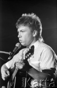 Czerwiec 1985, Zielona Góra, Polska.
Występ laureata XXI Festiwalu Piosenki Radzieckiej Mieczysława Szczęśniaka. 
Fot. Romuald Broniarek, zbiory Ośrodka KARTA