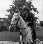 Czerwiec 1986, Zielona Góra, Polska.
XXII Festiwal Piosenki Radzieckiej. Gwiazda festiwalu Walentin Leontiew na koniu.
Fot. Romuald Broniarek, zbiory Ośrodka KARTA