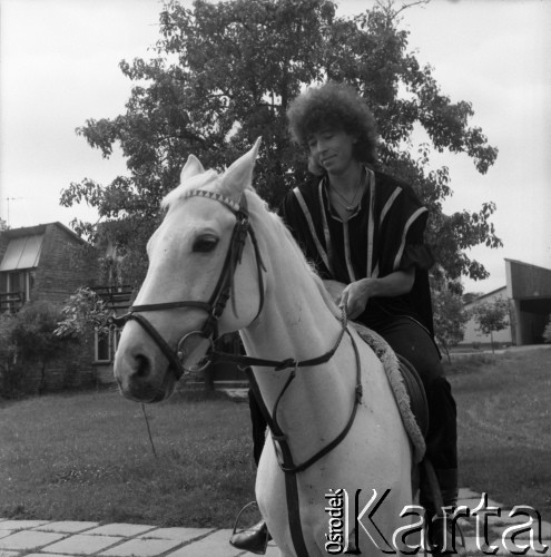 Czerwiec 1986, Zielona Góra, Polska.
XXII Festiwal Piosenki Radzieckiej. Gwiazda festiwalu Walentin Leontiew na koniu.
Fot. Romuald Broniarek, zbiory Ośrodka KARTA