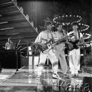 Czerwiec 1986, Zielona Góra, Polska.
XXII Festiwal Piosenki Radzieckiej. Na scenie zespół wokalno-muzyczny.
Fot. Romuald Broniarek, zbiory Ośrodka KARTA