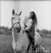 Czerwiec 1986, Zielona Góra, Polska.
XXII Festiwal Piosenki Radzieckiej. Uczestniczka festiwalu na koniu.
Fot. Romuald Broniarek, zbiory Ośrodka KARTA