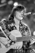 Czerwiec 1986, Zielona Góra, Polska.
XXII Festiwal Piosenki Radzieckiej. Piosenkarka grająca na gitarze.
Fot. Romuald Broniarek, zbiory Ośrodka KARTA