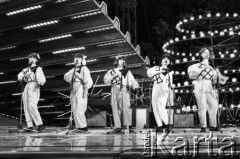 Czerwiec 1986, Zielona Góra, Polska.
XXII Festiwal Piosenki Radzieckiej. Występ zespołu wokalnego żeńskiego.
Fot. Romuald Broniarek, zbiory Ośrodka KARTA