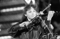 Czerwiec 1986, Zielona Góra, Polska.
XXII Festiwal Piosenki Radzieckiej. Piosenkarka grająca na skrzypcach.
Fot. Romuald Broniarek, zbiory Ośrodka KARTA