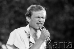 Czerwiec 1986, Zielona Góra, Polska.
XXII Festiwal Piosenki Radzieckiej. Przy mikrofonie Waldemar Kasperowicz (zajął 3 miejsce w konkursie - Brązowy Samowar).
Fot. Romuald Broniarek, zbiory Ośrodka KARTA