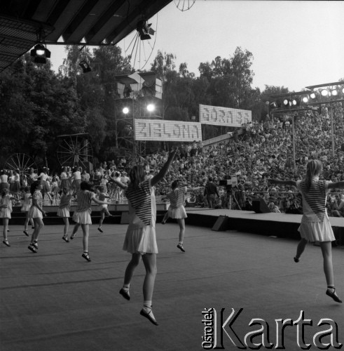 Czerwiec 1986, Zielona Góra, Polska.
XXII Festiwal Piosenki Radzieckiej. Na scenie dziecięcy zespół taneczny.
Fot. Romuald Broniarek, zbiory Ośrodka KARTA