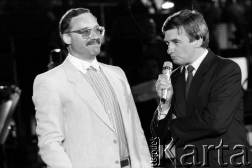 1986, Zielona Góra, Polska.
XXII Festiwal Piosenki Radzieckiej. Jerzy Sznuk, konferansjer rozmawiający z uczestnikiem.
Fot. Romuald Broniarek, zbiory Ośrodka KARTA