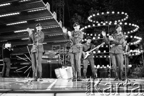 1986, Zielona Góra, Polska.
Występ żołnierzy podczas XXII Festiwalu Piosenki Radzieckiej. 
Fot. Romuald Broniarek, zbiory Ośrodka KARTA