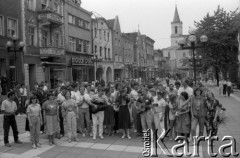 1986, Zielona Góra, Polska.
Uczestnicy XXII Festiwalu Piosenki Radzieckiej śpiewają wspólnie piosenki na Rynku.
Fot. Romuald Broniarek, zbiory Ośrodka KARTA
