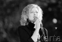 1986, Zielona Góra, Polska.
Edyta Geppert podczas występu na XXII Festiwalu Piosenki Radzieckiej.
Fot. Romuald Broniarek, zbiory Ośrodka KARTA