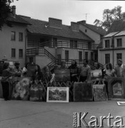 1987, Zielona Góra, Polska.
Grupa artystów z obrazami. Zdjęcie wykonano podczas XXIII Festiwalu Piosenki Radzieckiej. 
Fot. Romuald Broniarek, zbiory Ośrodka KARTA