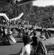 1987, Zielona Góra, Polska.
Występ zespołu w strojach ludowych podczas XXIII Festiwalu Piosenki Radzieckiej. 
Fot. Romuald Broniarek, zbiory Ośrodka KARTA