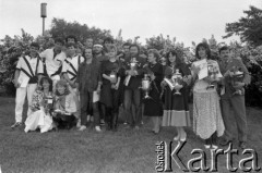 1987, Zielona Góra, Polska.
XXIII Festiwal Piosenki Radzieckiej. Grupa uczestników trzymająca główne nagrody - Złote, Srebrne i Brązowe Samowary.
Fot. Romuald Broniarek, zbiory Ośrodka KARTA