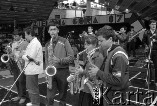 1987, Zielona Góra, Polska.
XXIII Festiwal Piosenki Radzieckiej. Zespół młodzieżowy grający na saksofonach. 
Fot. Romuald Broniarek, zbiory Ośrodka KARTA