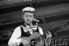 1987, Zielona Góra, Polska.
XXIII Festiwal Piosenki Radzieckiej. Andrzej Rosiewicz podczas występu.
Fot. Romuald Broniarek, zbiory Ośrodka KARTA
