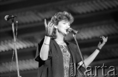 1987, Zielona Góra, Polska.
Występ Haliny Frąckowiak na XXIII Festiwalu Piosenki Radzieckiej. 
Fot. Romuald Broniarek, zbiory Ośrodka KARTA