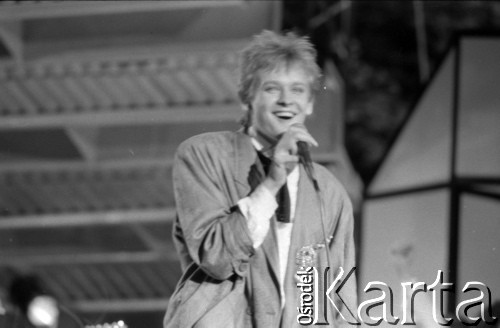 1987, Zielona Góra, Polska.
XXIII Festiwal Piosenki Radzieckiej. Jacek Szewczyk z zespołu Papa Dance podczas występu.
Fot. Romuald Broniarek, zbiory Ośrodka KARTA