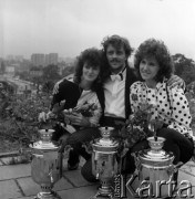 1988, Zielona Góra, Polska.
Laureaci XXIII Festiwalu Piosenki Radzieckiej. Przed nimi nagrody -  Brązowe Samowary.
Fot. Romuald Broniarek, zbiory Ośrodka KARTA