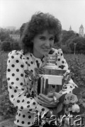 1988, Zielona Góra, Polska.
Uczestniczka XXIII Festiwalu Piosenki Radzieckiej trzyma jedną z głównych nagród w konkursie - Brązowy Samowar. 
Fot. Romuald Broniarek, zbiory Ośrodka KARTA