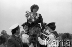 1988, Zielona Góra, Polska.
Uczestniczka XXIII Festiwalu Piosenki Radzieckiej z pucharem. 
Fot. Romuald Broniarek, zbiory Ośrodka KARTA