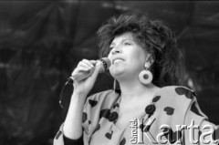1988, Zielona Góra, Polska.
Krystyna Prońko podczas występu na XXIV Festiwalu Piosenki Radzieckiej.
Fot. Romuald Broniarek, zbiory Ośrodka KARTA