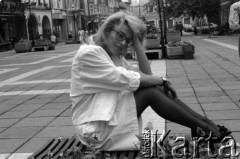 1988, Zielona Góra, Polska.
Uczestniczka XXIV Festiwalu Piosenki Radzieckiej Irina Ponarowska (Irina Ponarowskaya) na Rynku.
Fot. Romuald Broniarek, zbiory Ośrodka KARTA