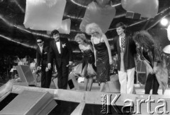 1988, Zielona Góra, Polska.
Uczestnicy XXIV Festiwalu Piosenki Radzieckiej na scenie. 2. z lewej Krzysztof Krawczyk.
Fot. Romuald Broniarek, zbiory Ośrodka KARTA