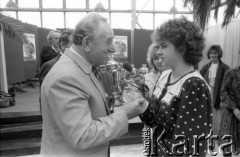 1988, Zielona Góra, Polska.
XXIII Festiwal Piosenki Radzieckiej. Organizator konkursu Stanisław Lewandowski wręcza uczestniczce nagrodę. 
Fot. Romuald Broniarek, zbiory Ośrodka KARTA