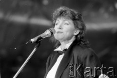 1988, Zielona Góra, Polska.
Występ Haliny Frąckowiak podczas XXIV Festiwalu Piosenki Radzieckiej. 
Fot. Romuald Broniarek, zbiory Ośrodka KARTA