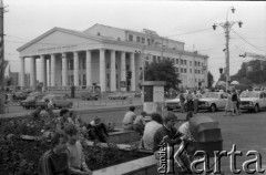 1988, Witebsk, Białoruska Socjalistyczna Republika Radziecka.
Przechodnie. W głębi budynek teatru im. Jakuba Kołłasy. Zdjęcie wykonano podczas I Wszechzwiązkowego Festiwalu Polskiej Piosenki.
Fot. Romuald Broniarek, zbiory Ośrodka KARTA