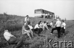 1988, Witebsk, Białoruska Socjalistyczna Republika Radziecka.
Uczestnicy I Wszechzwiązkowego Festiwalu Polskiej Piosenki podczas odpoczynku. 
Fot. Romuald Broniarek, zbiory Ośrodka KARTA