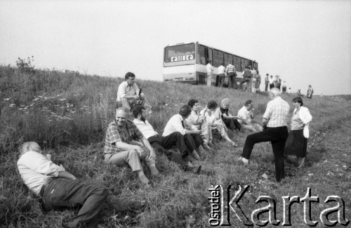 1988, Witebsk, Białoruska Socjalistyczna Republika Radziecka.
Uczestnicy I Wszechzwiązkowego Festiwalu Polskiej Piosenki podczas odpoczynku. 
Fot. Romuald Broniarek, zbiory Ośrodka KARTA