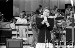 1988, Witebsk, Białoruska Socjalistyczna Republika Radziecka.
Występ solowy podczas I Wszechzwiązkowego Festiwalu Polskiej Piosenki. 
Fot. Romuald Broniarek, zbiory Ośrodka KARTA