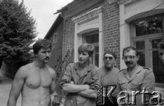 1988, Witebsk, Białoruska Socjalistyczna Republika Radziecka.
Grupa mężczyzn przed domem malarza Marca Chagalla. Zdjęcie wykonano podczas I Wszechzwiązkowego Festiwalu Polskiej Piosenki.
Fot. Romuald Broniarek, zbiory Ośrodka KARTA