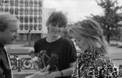 1988, Witebsk, Białoruska Socjalistyczna Republika Radziecka.
Wywiad z uczestniczkami I Wszechzwiązkowego Festiwalu Polskiej Piosenki.
Fot. Romuald Broniarek, zbiory Ośrodka KARTA