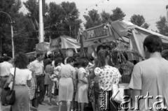 1988, Witebsk, Białoruska Socjalistyczna Republika Radziecka.
Przechodnie oglądający stragany z artykułami przemysłowymi. Zdjęcie wykonano podczas I Wszechzwiązkowego Festiwalu Polskiej Piosenki. 
Fot. Romuald Broniarek, zbiory Ośrodka KARTA