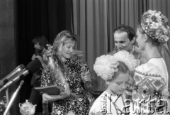 1988, Witebsk, Białoruska Socjalistyczna Republika Radziecka.
I Wszechzwiązkowy Festiwal Polskiej Piosenki. Uczestniczka odbiera nagrodę.
Fot. Romuald Broniarek, zbiory Ośrodka KARTA