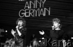 1989, Zielona Góra, Polska.
Uczestniczki podczas występu na XXV Festiwalu Piosenki Radzieckiej. 
Fot. Romuald Broniarek, zbiory Ośrodka KARTA