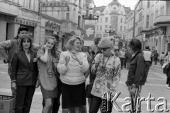 1989, Zielona Góra, Polska.
Uczestnicy XXV Festiwalu Piosenki Radzieckiej podczas spaceru po Rynku.
Fot. Romuald Broniarek, zbiory Ośrodka KARTA