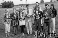 1989, Zielona Góra, Polska.
Grupa uczestników XXV Festiwalu Piosenki Radzieckiej z pucharami w kształcie samowara. 
Fot. Romuald Broniarek, zbiory Ośrodka KARTA