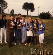 1989, Zielona Góra, Polska.
Uczestnicy XXV Festiwalu Piosenki Radzieckiej z pucharami w kształcie samowara. 
Fot. Romuald Broniarek, zbiory Ośrodka KARTA