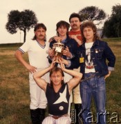 1989, Zielona Góra, Polska.
Grupa uczestników XXV Festiwalu Piosenki Radzieckiej z pucharami w kształcie samowara. 
Fot. Romuald Broniarek, zbiory Ośrodka KARTA