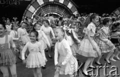 1989, Zielona Góra, Polska.
Występ zespołu dziecięcego podczas XXV Festiwalu Piosenki Radzieckiej. 
Fot. Romuald Broniarek, zbiory Ośrodka KARTA