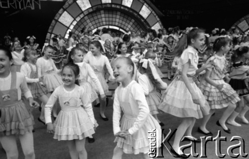 1989, Zielona Góra, Polska.
Występ zespołu dziecięcego podczas XXV Festiwalu Piosenki Radzieckiej. 
Fot. Romuald Broniarek, zbiory Ośrodka KARTA