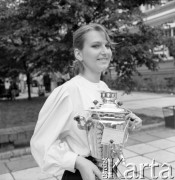 1989, Zielona Góra, Polska.
Uczestnik XXV Festiwalu Piosenki Radzieckiej z pucharami w kształcie samowara. 
Fot. Romuald Broniarek, zbiory Ośrodka KARTA