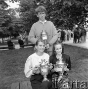 1989, Zielona Góra, Polska.
Uczestnicy XXV Festiwalu Piosenki Radzieckiej z pucharem w kształcie samowara. 
Fot. Romuald Broniarek, zbiory Ośrodka KARTA