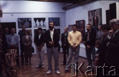 1989, Zielona Góra, Polska.
Grupa osób w galerii obrazów. Zdjęcie wykonane podczas XXV Festiwalu Piosenki Radzieckiej. 
Fot. Romuald Broniarek, zbiory Ośrodka KARTA