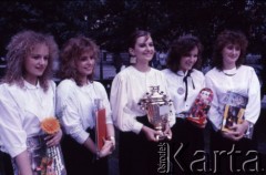 1989, Zielona Góra, Polska.
Grupa uczestniczek XXV Festiwalu Piosenki Radzieckiej. 
Fot. Romuald Broniarek, zbiory Ośrodka KARTA